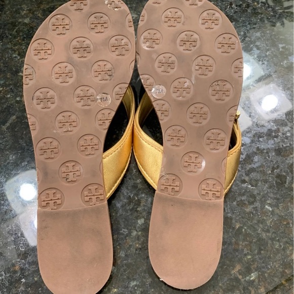 Tory Burch Sandals
Gold leather with gold hardware and timeless Tory logo - Picture 10 of 10